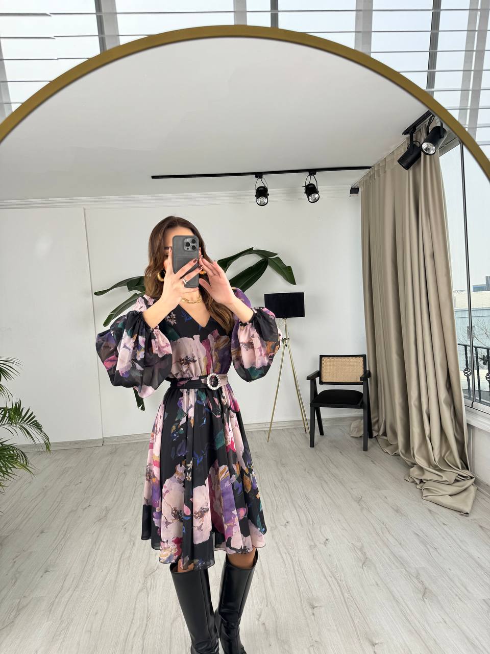 Siyah%20Zemin%20Renkli%20Geçişli%20Kuşaklı%20Etekleri%20V%20Kesim%20Astarlı%20Şifon%20Elbise