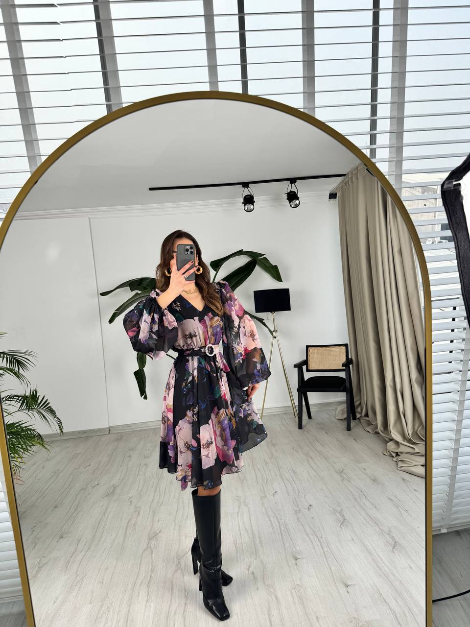 Siyah%20Zemin%20Renkli%20Geçişli%20Kuşaklı%20Etekleri%20V%20Kesim%20Astarlı%20Şifon%20Elbise