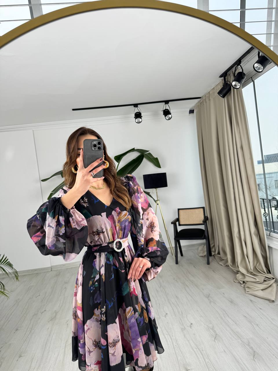 Siyah%20Zemin%20Renkli%20Geçişli%20Kuşaklı%20Etekleri%20V%20Kesim%20Astarlı%20Şifon%20Elbise