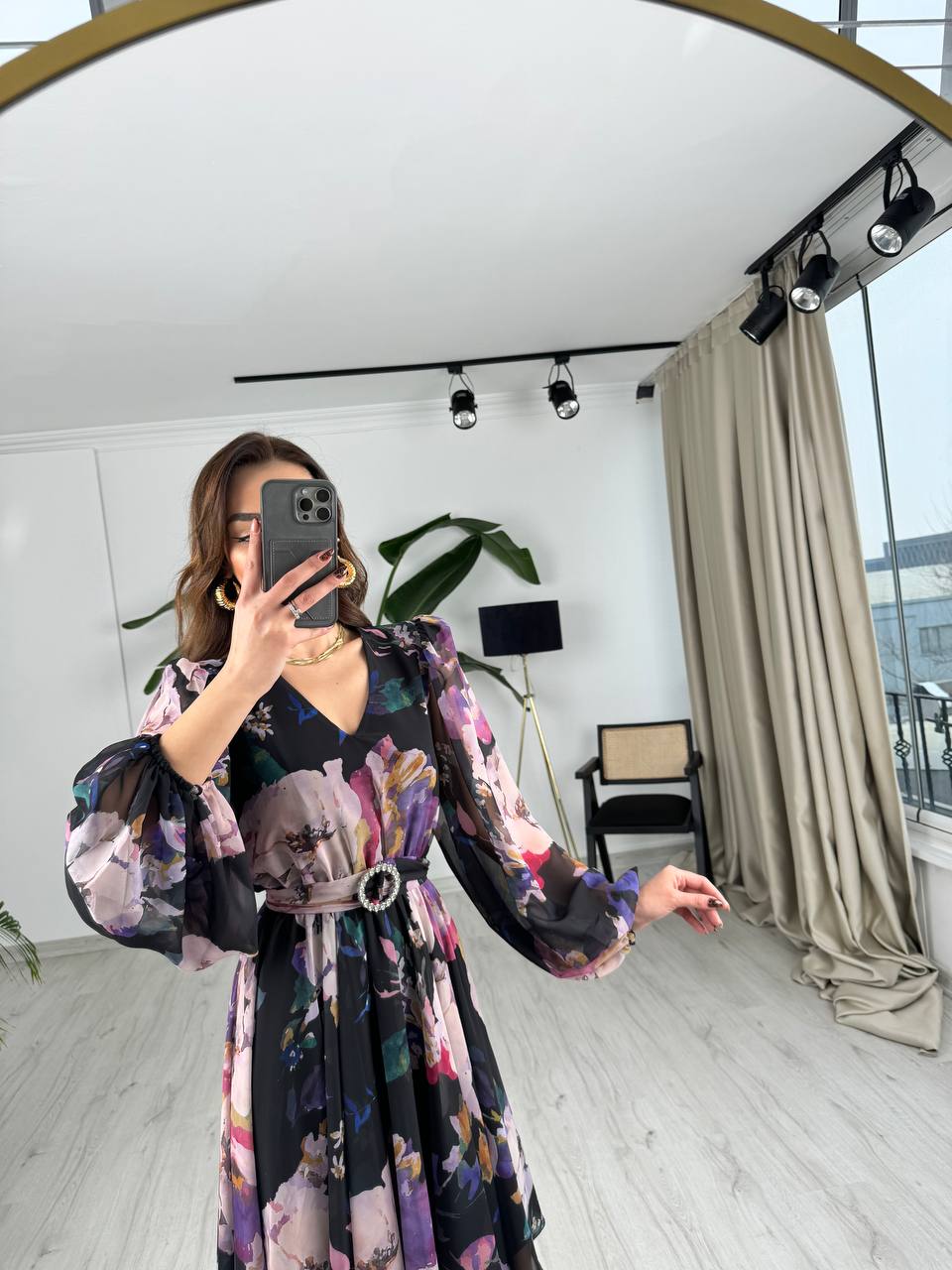 Siyah%20Zemin%20Renkli%20Geçişli%20Kuşaklı%20Etekleri%20V%20Kesim%20Astarlı%20Şifon%20Elbise