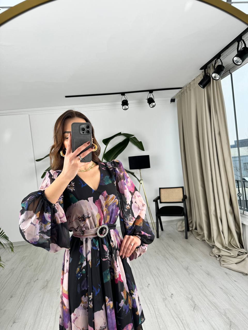 Siyah%20Zemin%20Renkli%20Geçişli%20Kuşaklı%20Etekleri%20V%20Kesim%20Astarlı%20Şifon%20Elbise