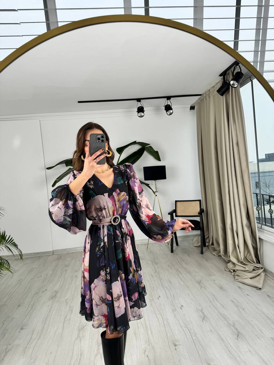 Siyah%20Zemin%20Renkli%20Geçişli%20Kuşaklı%20Etekleri%20V%20Kesim%20Astarlı%20Şifon%20Elbise