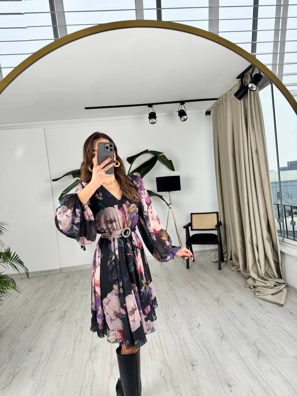 Siyah%20Zemin%20Renkli%20Geçişli%20Kuşaklı%20Etekleri%20V%20Kesim%20Astarlı%20Şifon%20Elbise