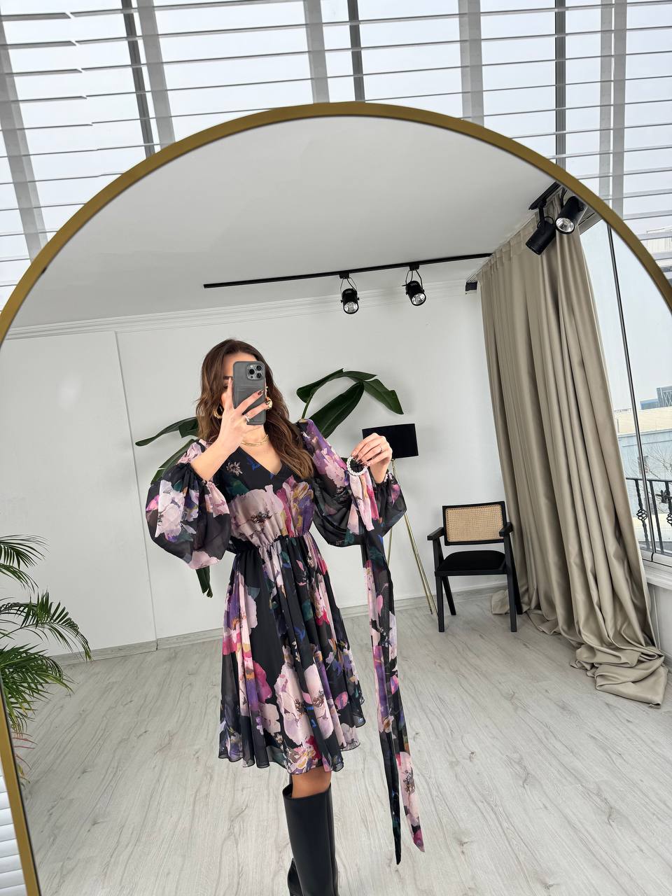 Siyah%20Zemin%20Renkli%20Geçişli%20Kuşaklı%20Etekleri%20V%20Kesim%20Astarlı%20Şifon%20Elbise