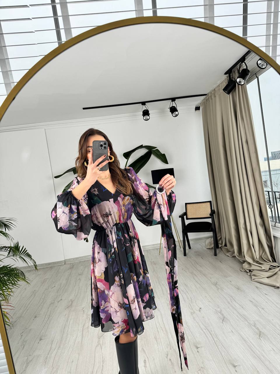 Siyah%20Zemin%20Renkli%20Geçişli%20Kuşaklı%20Etekleri%20V%20Kesim%20Astarlı%20Şifon%20Elbise