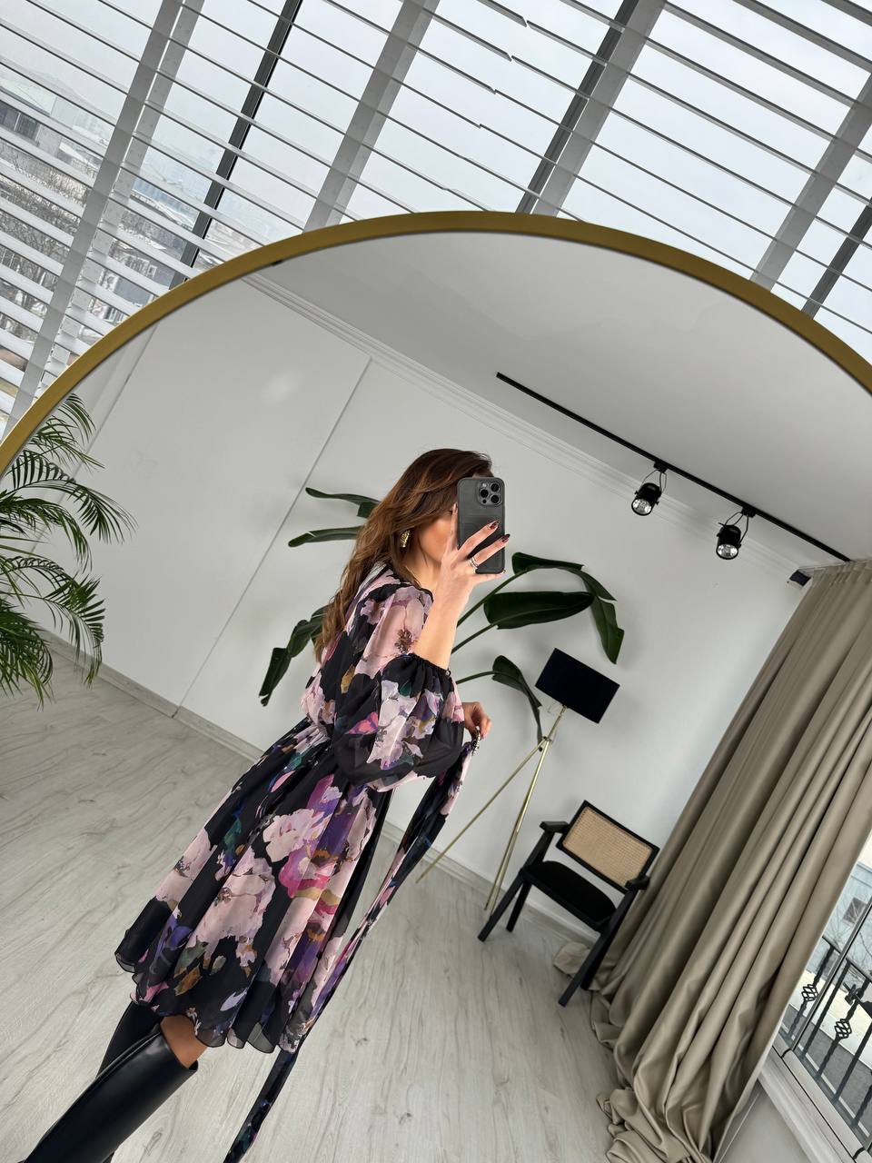 Siyah%20Zemin%20Renkli%20Geçişli%20Kuşaklı%20Etekleri%20V%20Kesim%20Astarlı%20Şifon%20Elbise