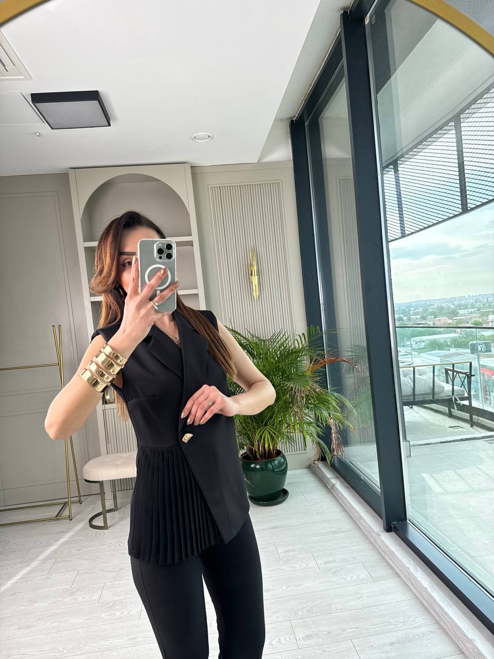 Siyah%20Tasarım%20Şifon%20Pilise%20Detaylı%20Bluz