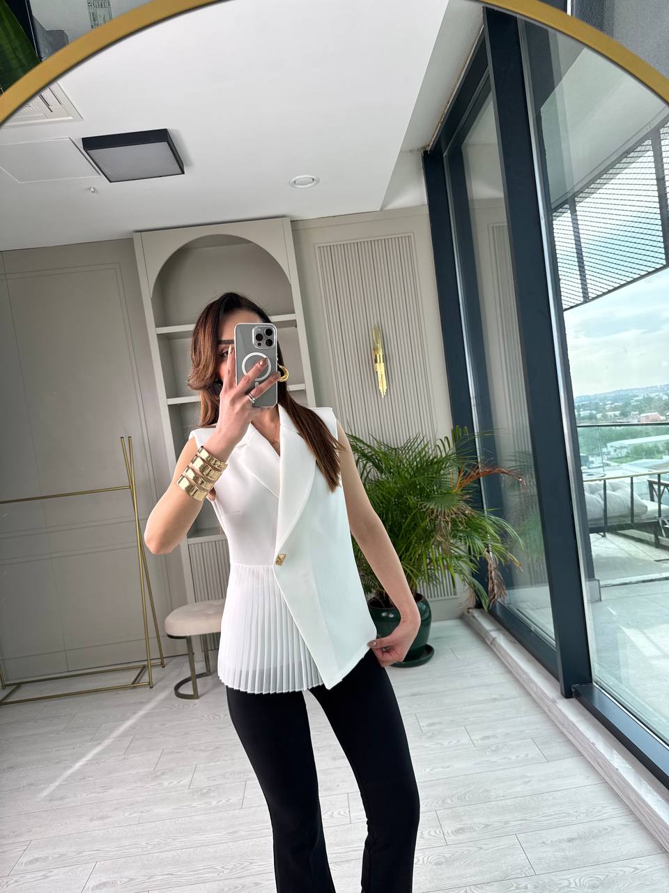Beyaz%20Tasarım%20Şifon%20Pilise%20Detaylı%20Bluz