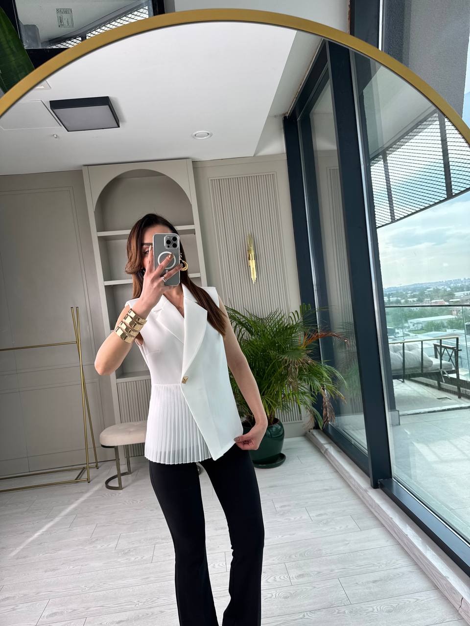 Beyaz%20Tasarım%20Şifon%20Pilise%20Detaylı%20Bluz