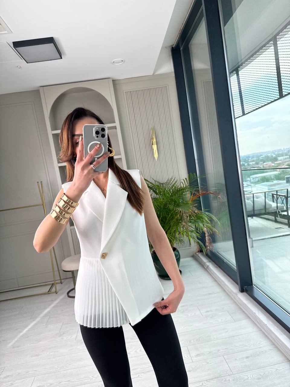 Beyaz%20Tasarım%20Şifon%20Pilise%20Detaylı%20Bluz