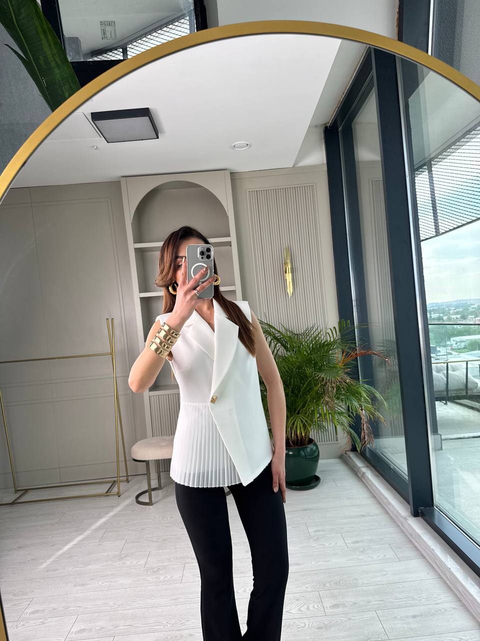 Beyaz%20Tasarım%20Şifon%20Pilise%20Detaylı%20Bluz