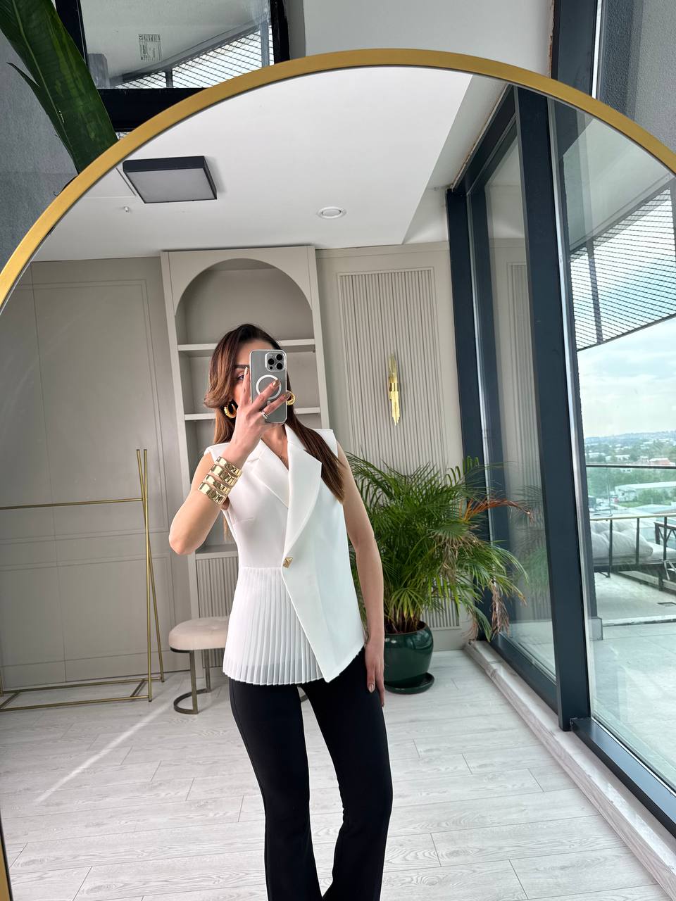Beyaz%20Tasarım%20Şifon%20Pilise%20Detaylı%20Bluz
