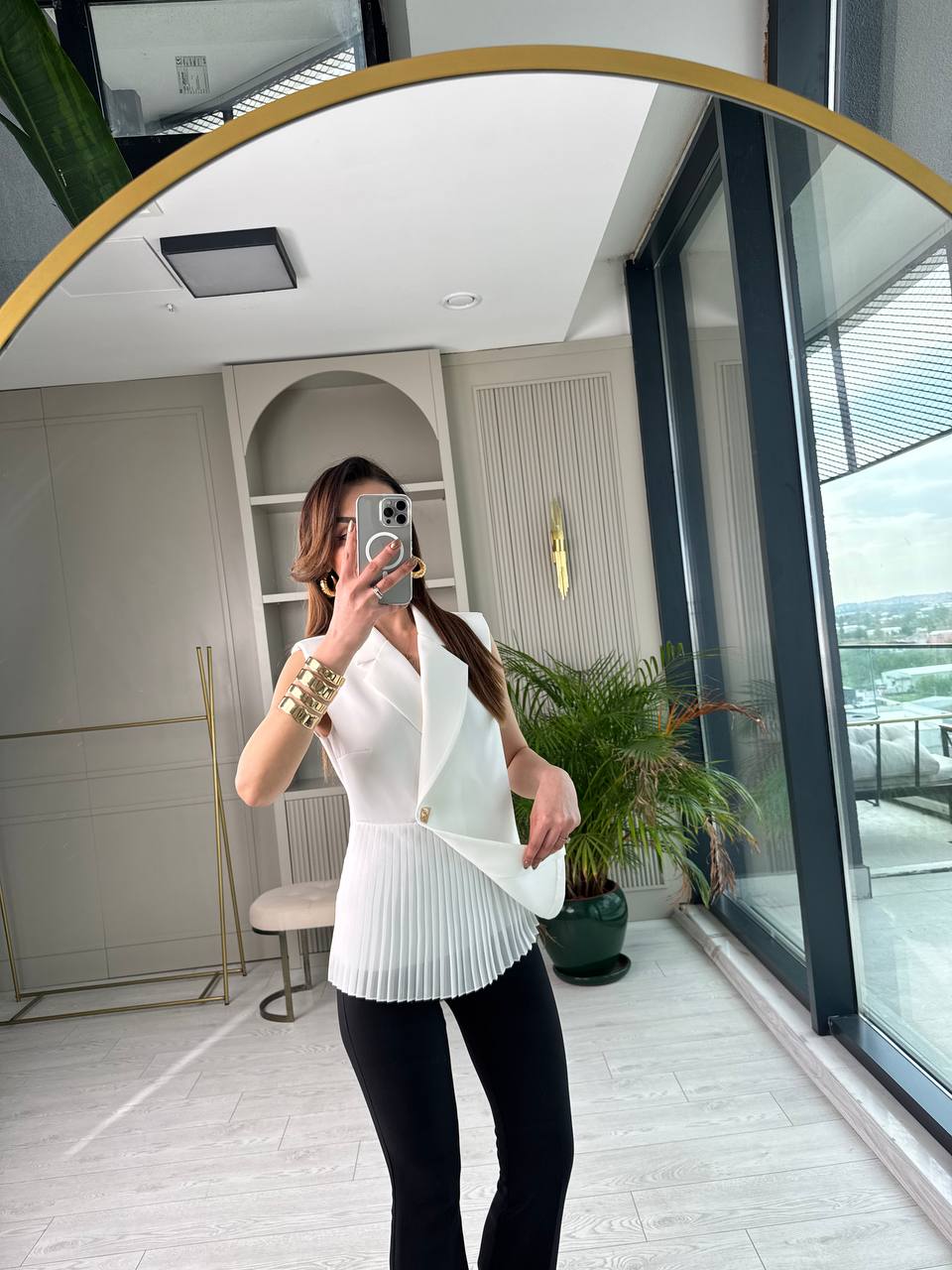 Beyaz%20Tasarım%20Şifon%20Pilise%20Detaylı%20Bluz