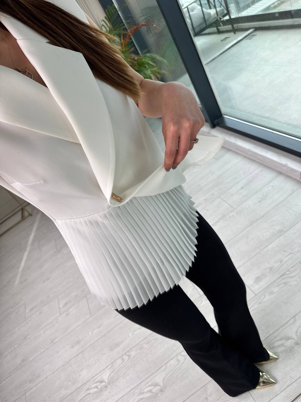Beyaz%20Tasarım%20Şifon%20Pilise%20Detaylı%20Bluz