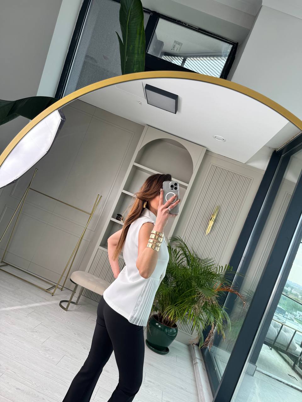 Beyaz%20Tasarım%20Şifon%20Pilise%20Detaylı%20Bluz