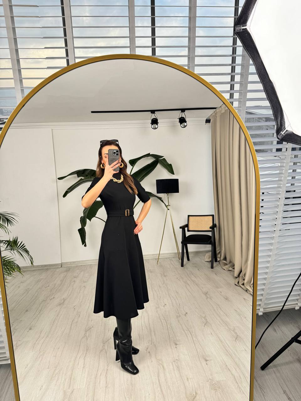 Siyah%20Kuşak%20Kemerli%20Dik%20Yaka%20Midi%20Boy%20Krep%20Kumaş%20Elbise