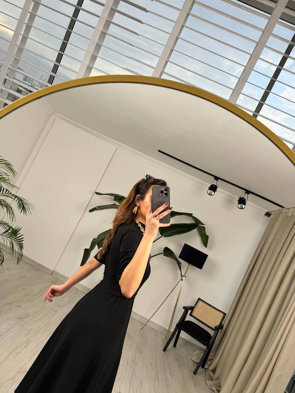 Siyah%20Kuşak%20Kemerli%20Dik%20Yaka%20Midi%20Boy%20Krep%20Kumaş%20Elbise