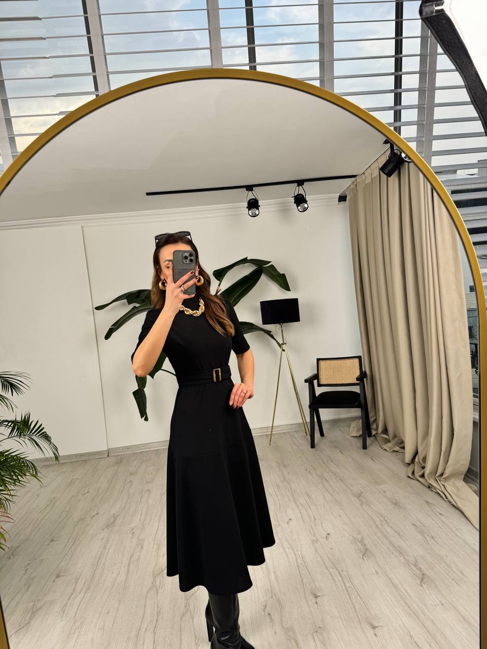 Siyah%20Kuşak%20Kemerli%20Dik%20Yaka%20Midi%20Boy%20Krep%20Kumaş%20Elbise