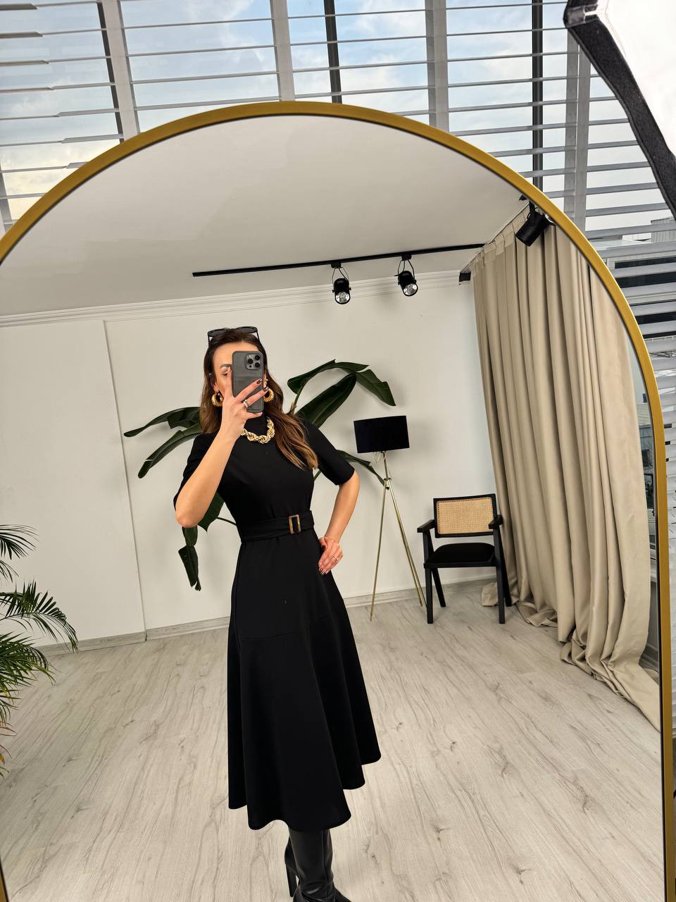 Siyah%20Kuşak%20Kemerli%20Dik%20Yaka%20Midi%20Boy%20Krep%20Kumaş%20Elbise