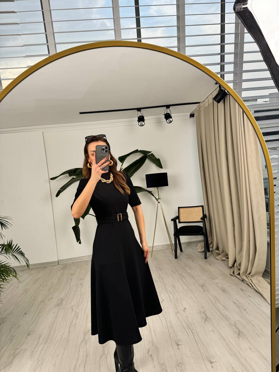 Siyah%20Kuşak%20Kemerli%20Dik%20Yaka%20Midi%20Boy%20Krep%20Kumaş%20Elbise