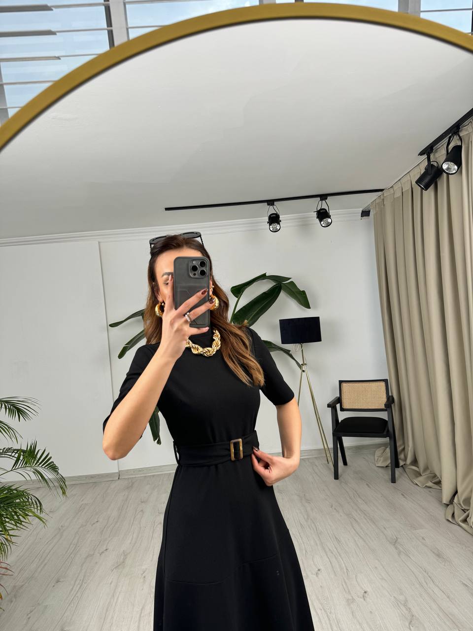 Siyah%20Kuşak%20Kemerli%20Dik%20Yaka%20Midi%20Boy%20Krep%20Kumaş%20Elbise