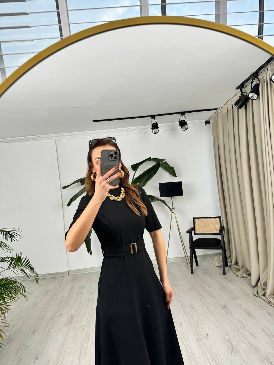 Siyah%20Kuşak%20Kemerli%20Dik%20Yaka%20Midi%20Boy%20Krep%20Kumaş%20Elbise