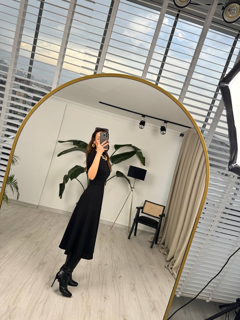 Siyah%20Kuşak%20Kemerli%20Dik%20Yaka%20Midi%20Boy%20Krep%20Kumaş%20Elbise