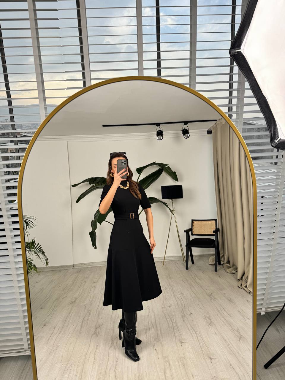 Siyah%20Kuşak%20Kemerli%20Dik%20Yaka%20Midi%20Boy%20Krep%20Kumaş%20Elbise