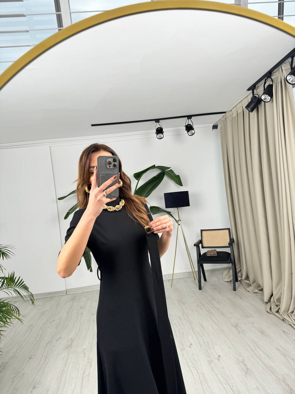 Siyah%20Kuşak%20Kemerli%20Dik%20Yaka%20Midi%20Boy%20Krep%20Kumaş%20Elbise