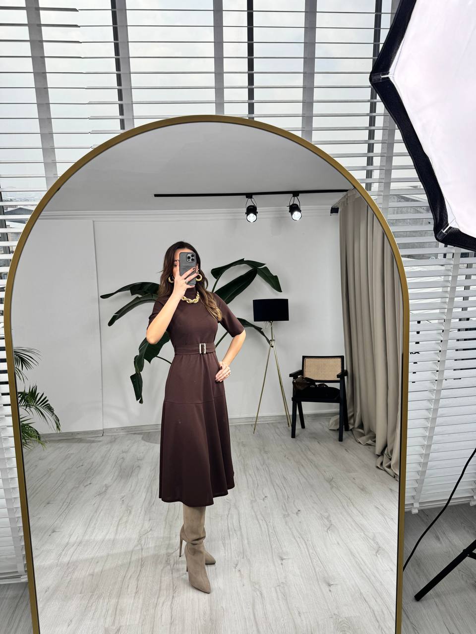 Kahverengi%20Kuşak%20Kemerli%20Dik%20Yaka%20Midi%20Boy%20Krep%20Kumaş%20Elbise