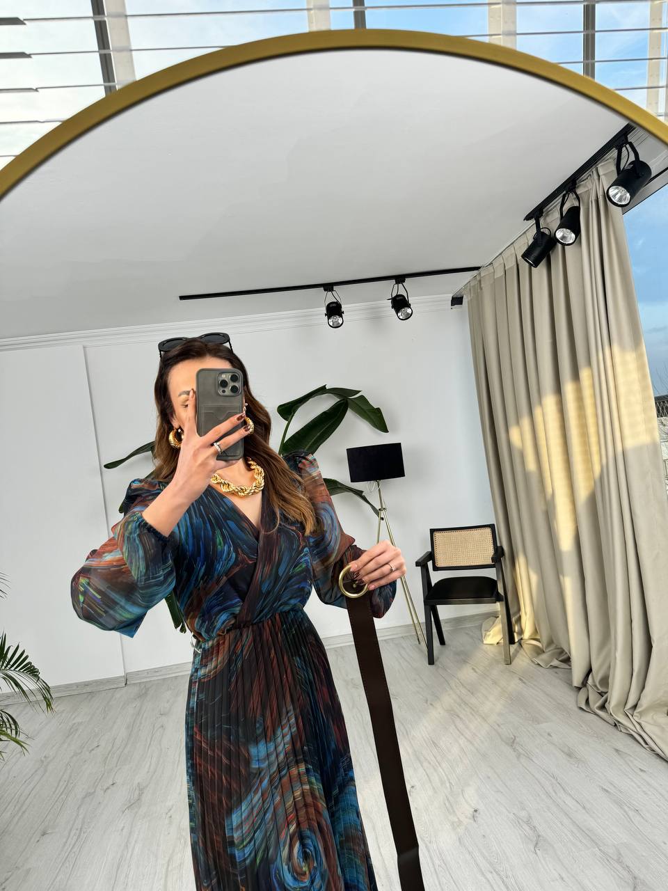 Lucy%20Şifon%20Piliseli%20Astarlı%20Kahverengi%20Kemerli%20Midi%20boy%20elbise