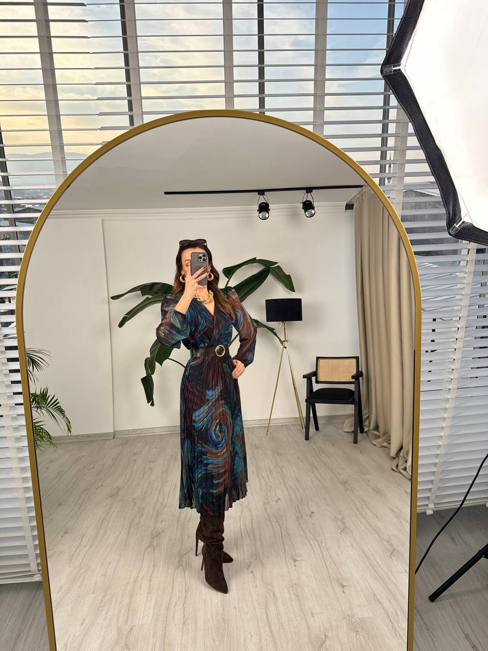 Lucy%20Şifon%20Piliseli%20Astarlı%20Kahverengi%20Kemerli%20Midi%20boy%20elbise
