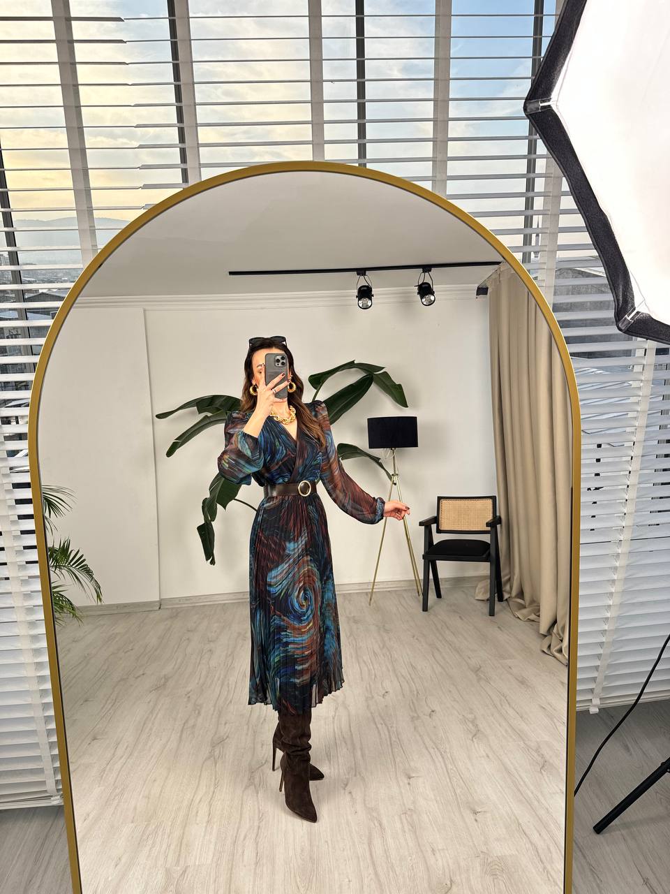 Lucy%20Şifon%20Piliseli%20Astarlı%20Kahverengi%20Kemerli%20Midi%20boy%20elbise