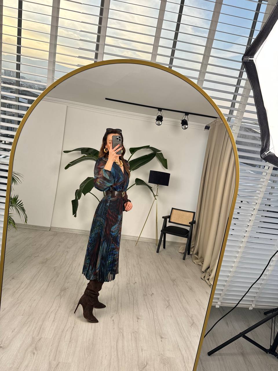 Lucy%20Şifon%20Piliseli%20Astarlı%20Kahverengi%20Kemerli%20Midi%20boy%20elbise