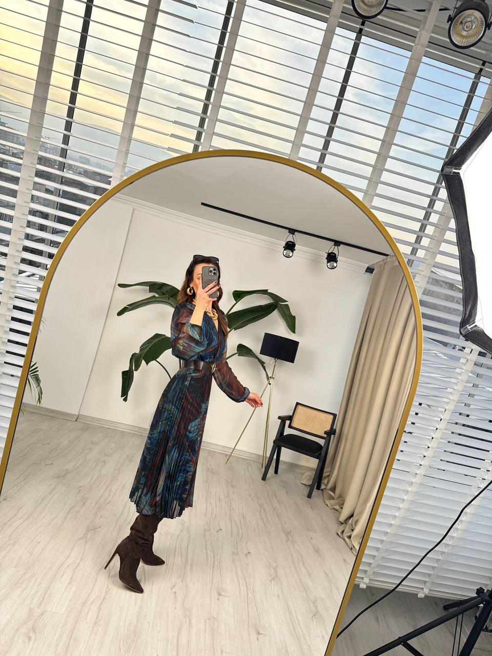 Lucy%20Şifon%20Piliseli%20Astarlı%20Kahverengi%20Kemerli%20Midi%20boy%20elbise