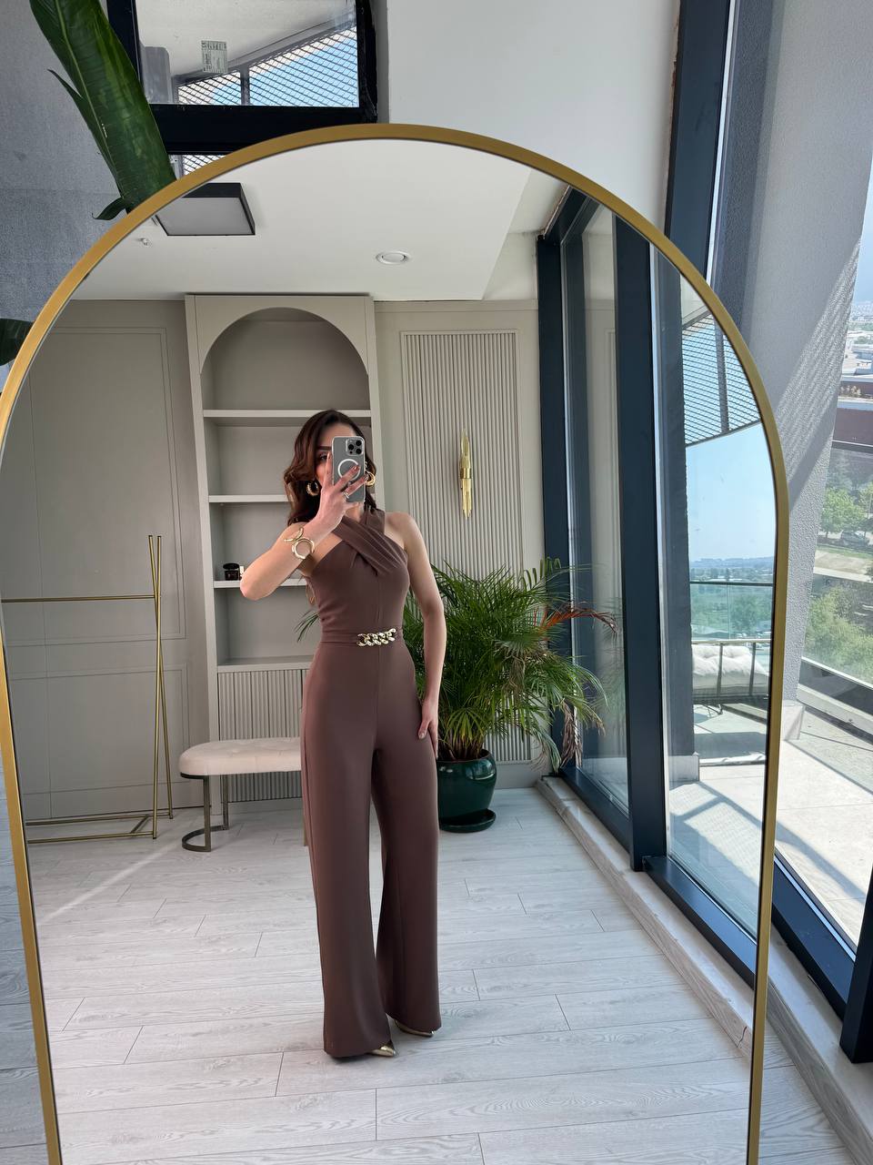 Kahverengi%20Bel%20Zincir%20Detaylı%20İpekli%20Krep%20Kumaş%20Tulum