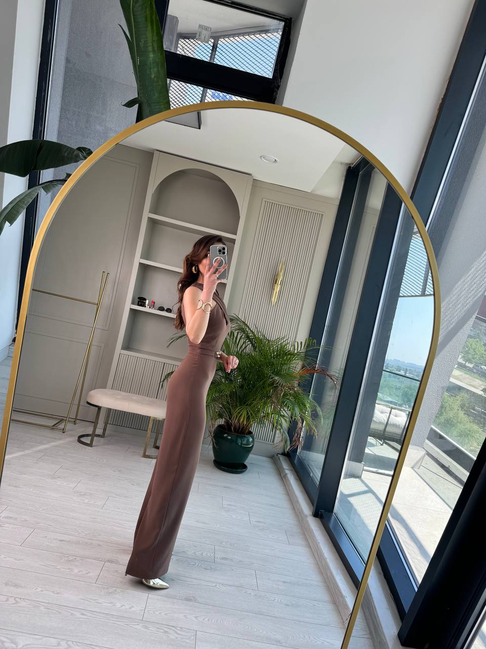 Kahverengi%20Bel%20Zincir%20Detaylı%20İpekli%20Krep%20Kumaş%20Tulum