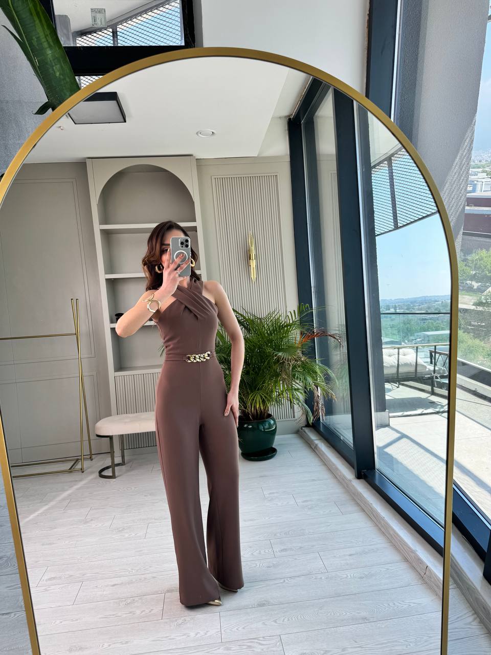 Kahverengi%20Bel%20Zincir%20Detaylı%20İpekli%20Krep%20Kumaş%20Tulum