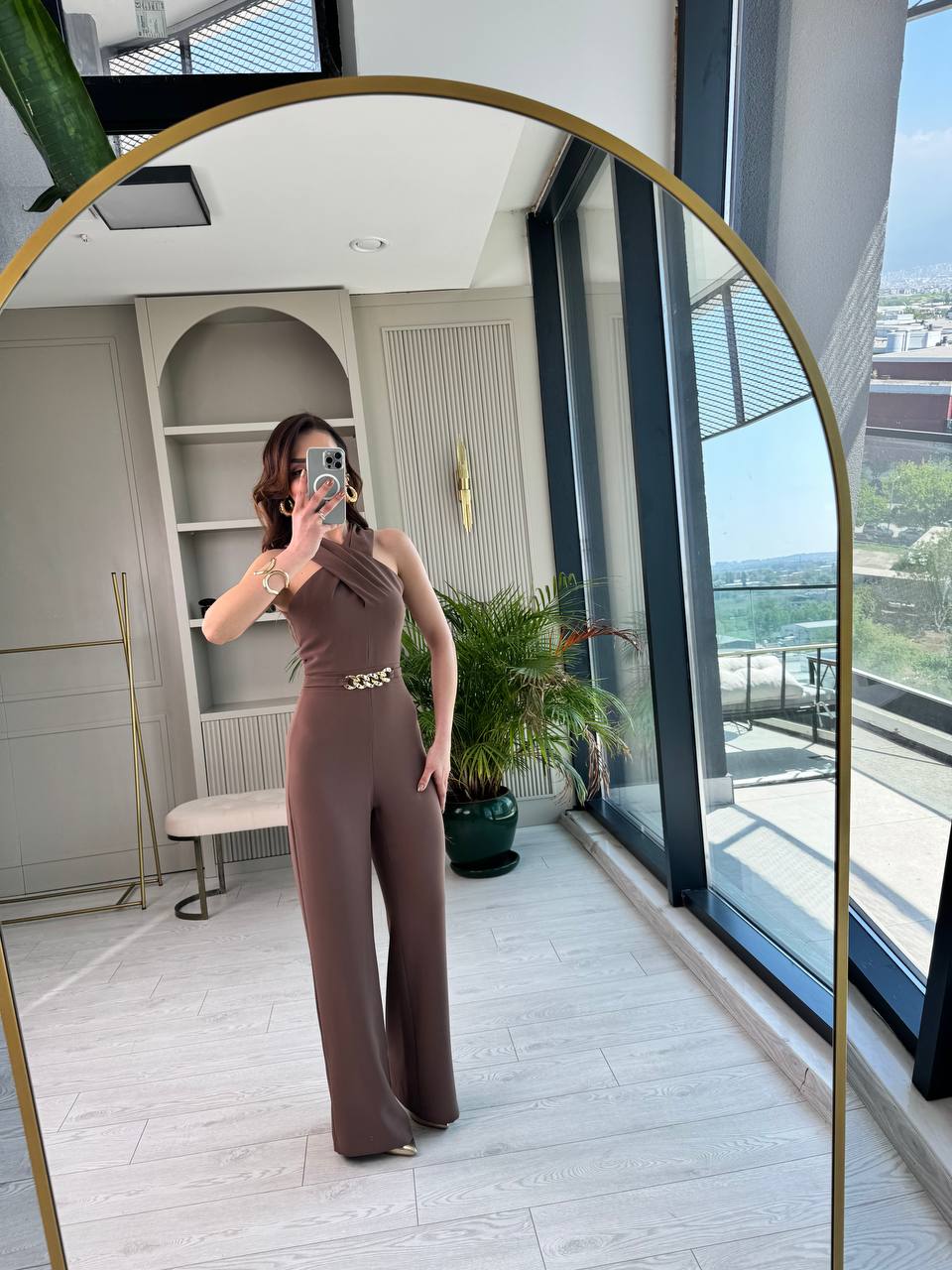Kahverengi%20Bel%20Zincir%20Detaylı%20İpekli%20Krep%20Kumaş%20Tulum