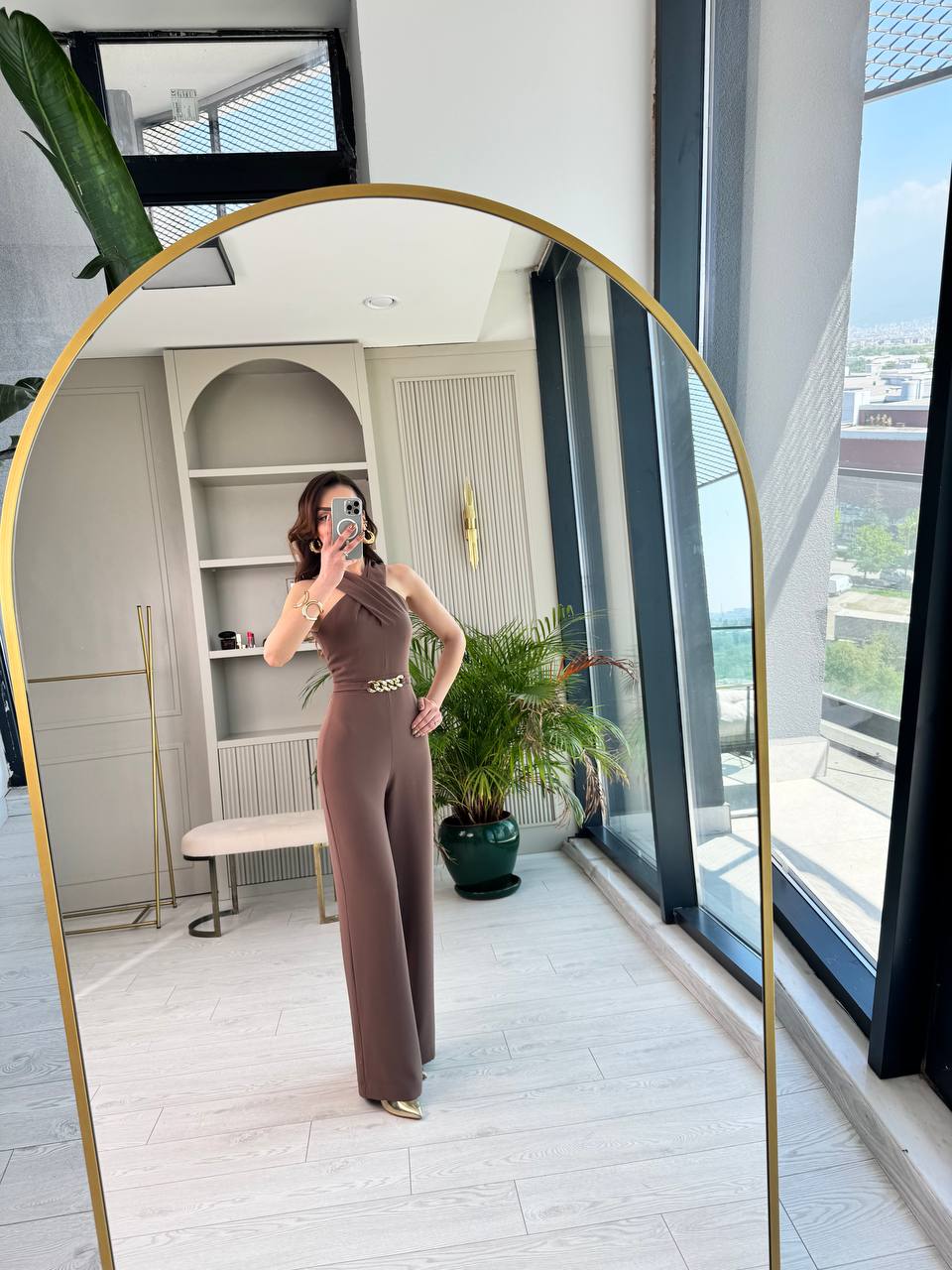 Kahverengi%20Bel%20Zincir%20Detaylı%20İpekli%20Krep%20Kumaş%20Tulum