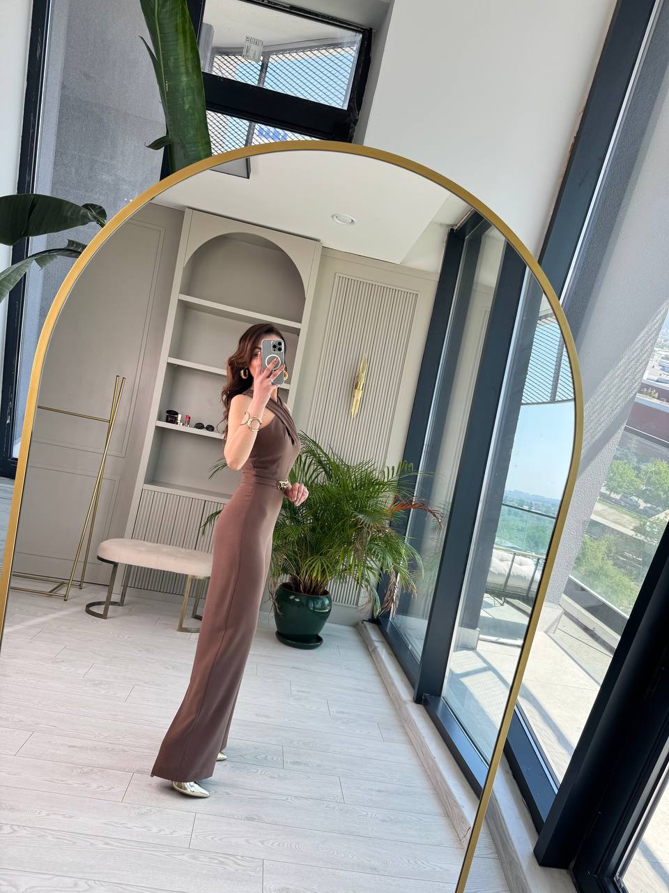 Kahverengi%20Bel%20Zincir%20Detaylı%20İpekli%20Krep%20Kumaş%20Tulum