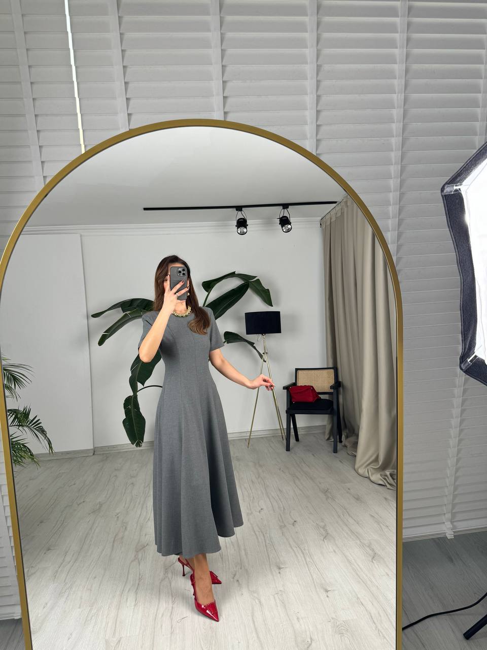 Gri%20Zara%20Model%20Vatkalı%20Atlas%20Kumaş%20Midi%20Boy%20Elbise