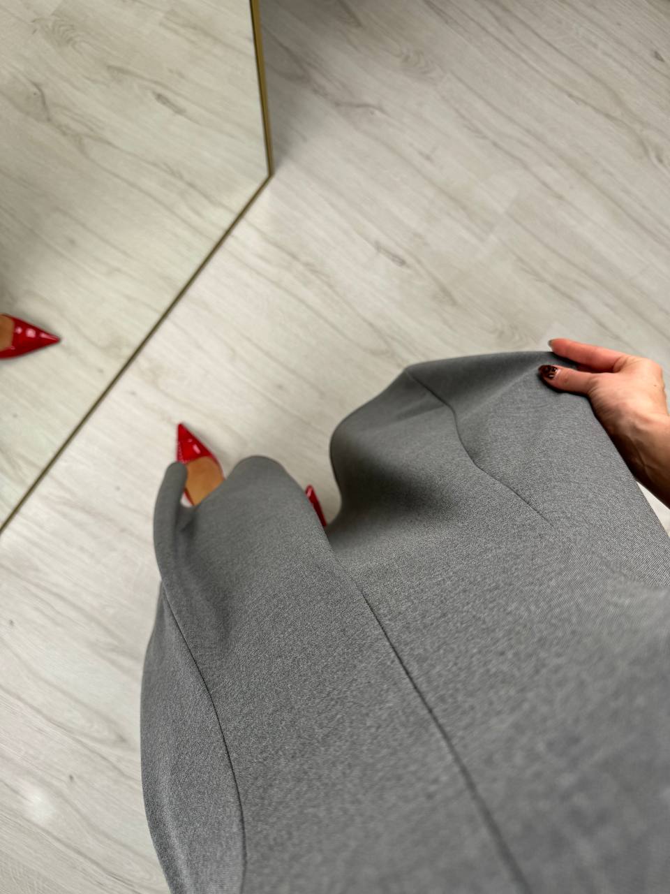 Gri%20Zara%20Model%20Vatkalı%20Atlas%20Kumaş%20Midi%20Boy%20Elbise