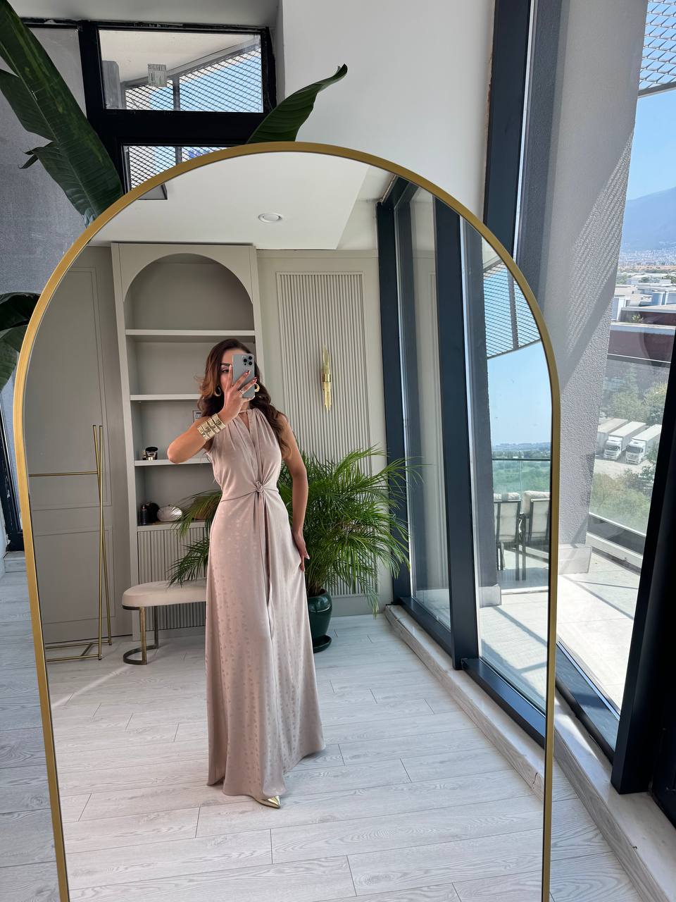 Taş%20Rengi%20Desenli%20Bağlama%20Detaylı%20Halter%20Yaka%20Pamuk%20Saten%20Elbise