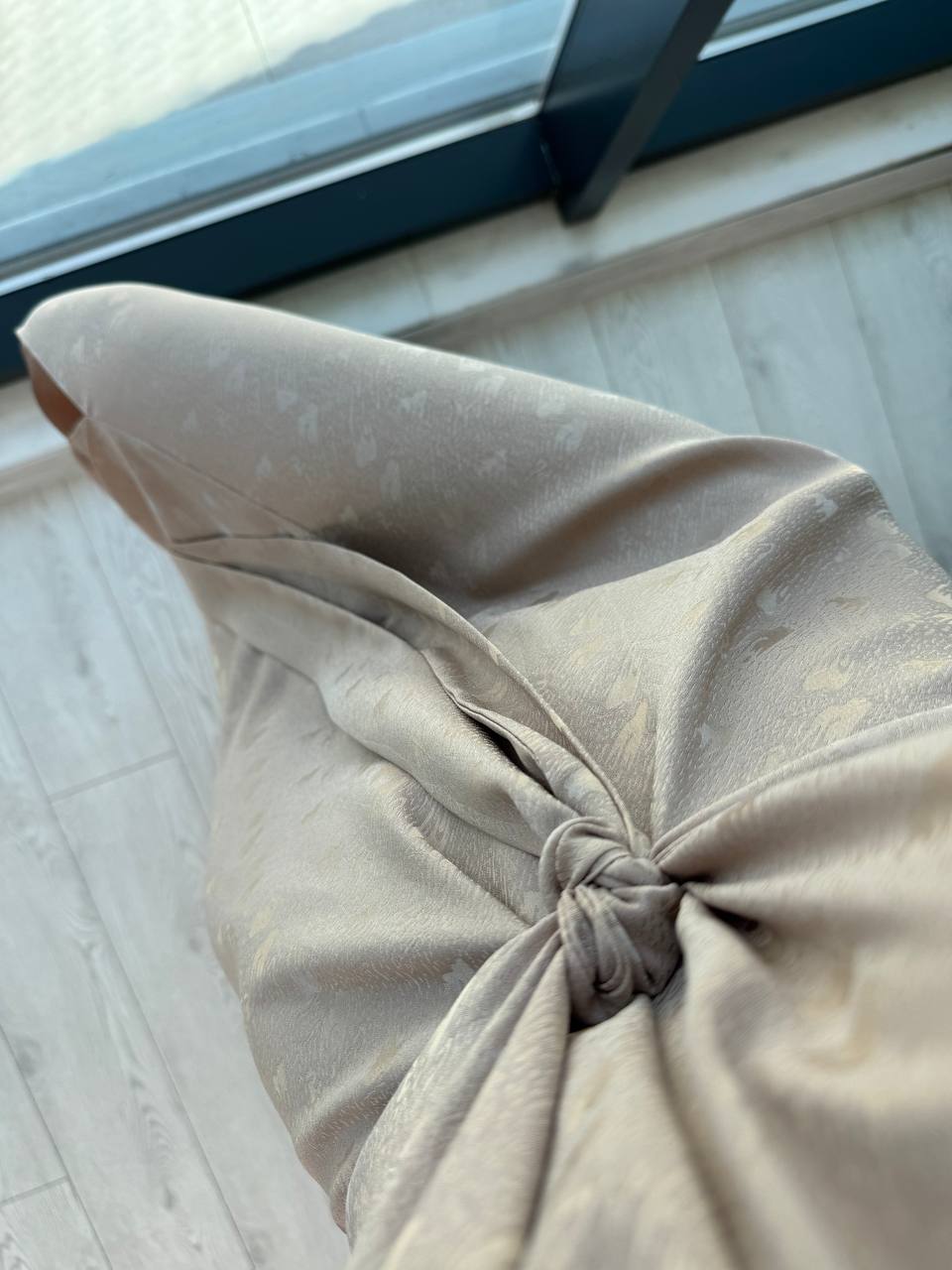 Taş%20Rengi%20Desenli%20Bağlama%20Detaylı%20Halter%20Yaka%20Pamuk%20Saten%20Elbise