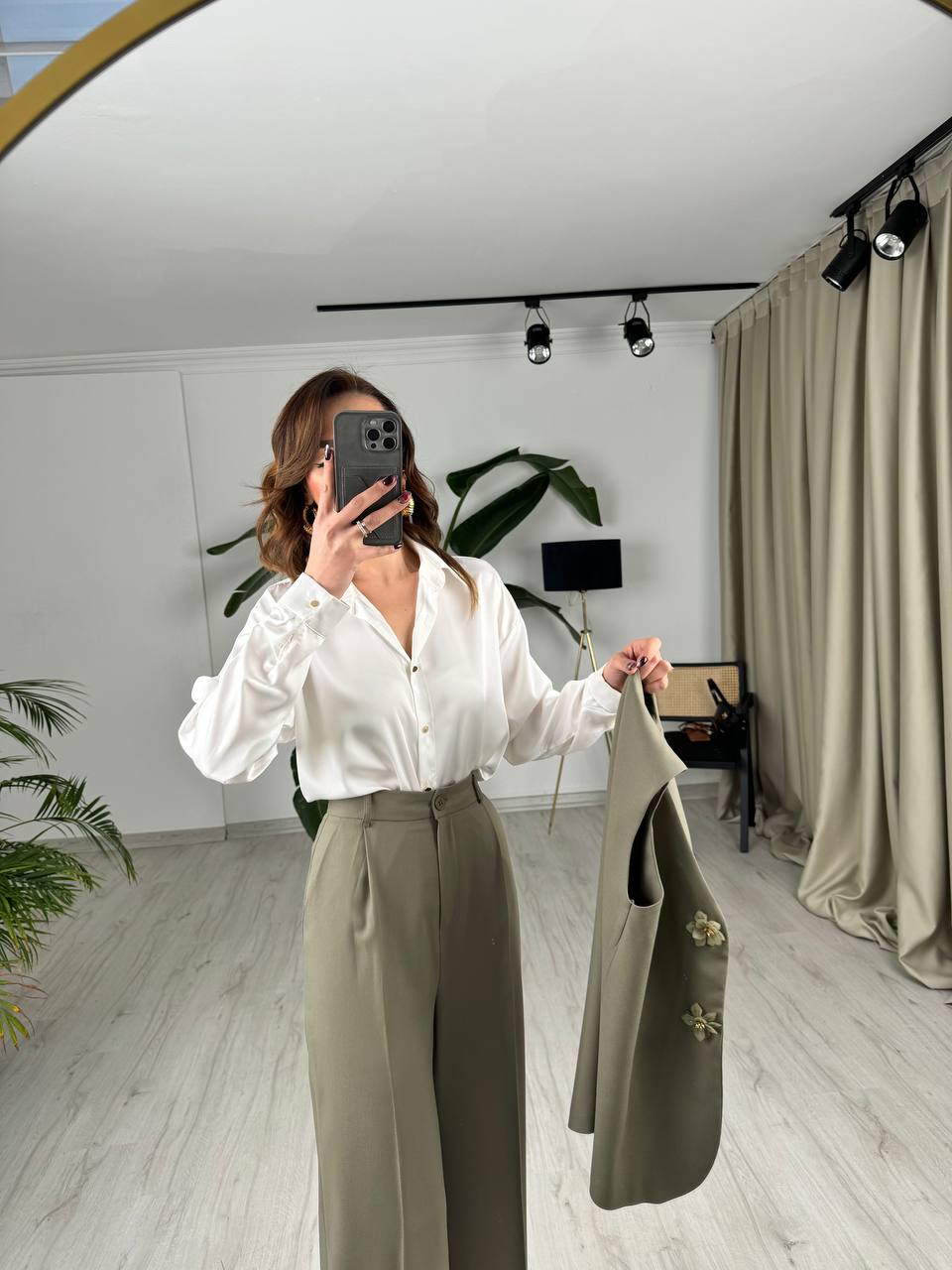 Tasarım%20Soft%20Yeşil%20Çiçek%20Düğme%20Detaylı%20Yelek%20Pantolon%20Takım