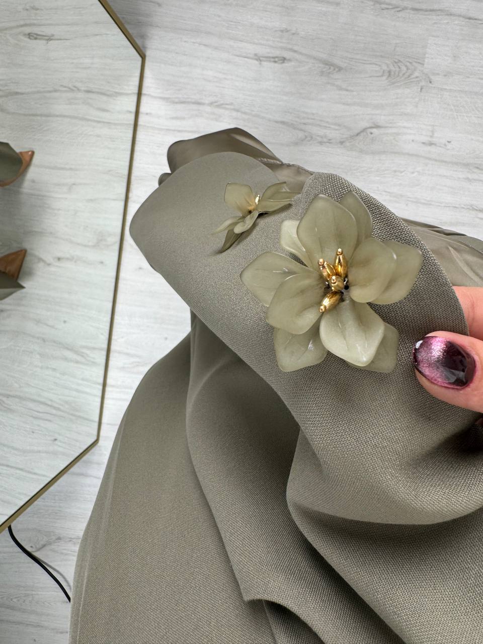 Tasarım%20Soft%20Yeşil%20Çiçek%20Düğme%20Detaylı%20Yelek%20Pantolon%20Takım