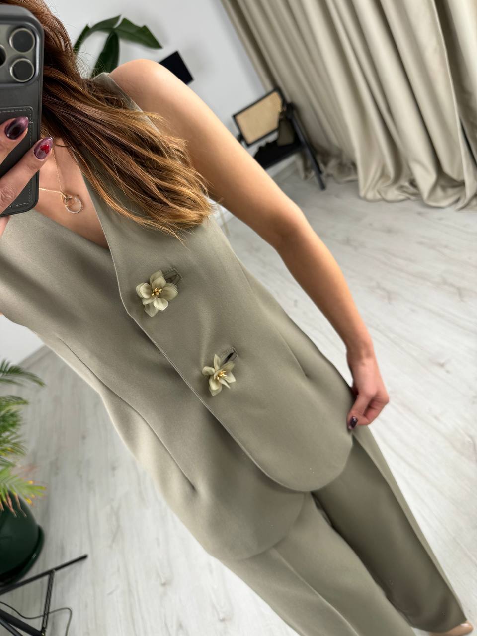 Tasarım%20Soft%20Yeşil%20Çiçek%20Düğme%20Detaylı%20Yelek%20Pantolon%20Takım