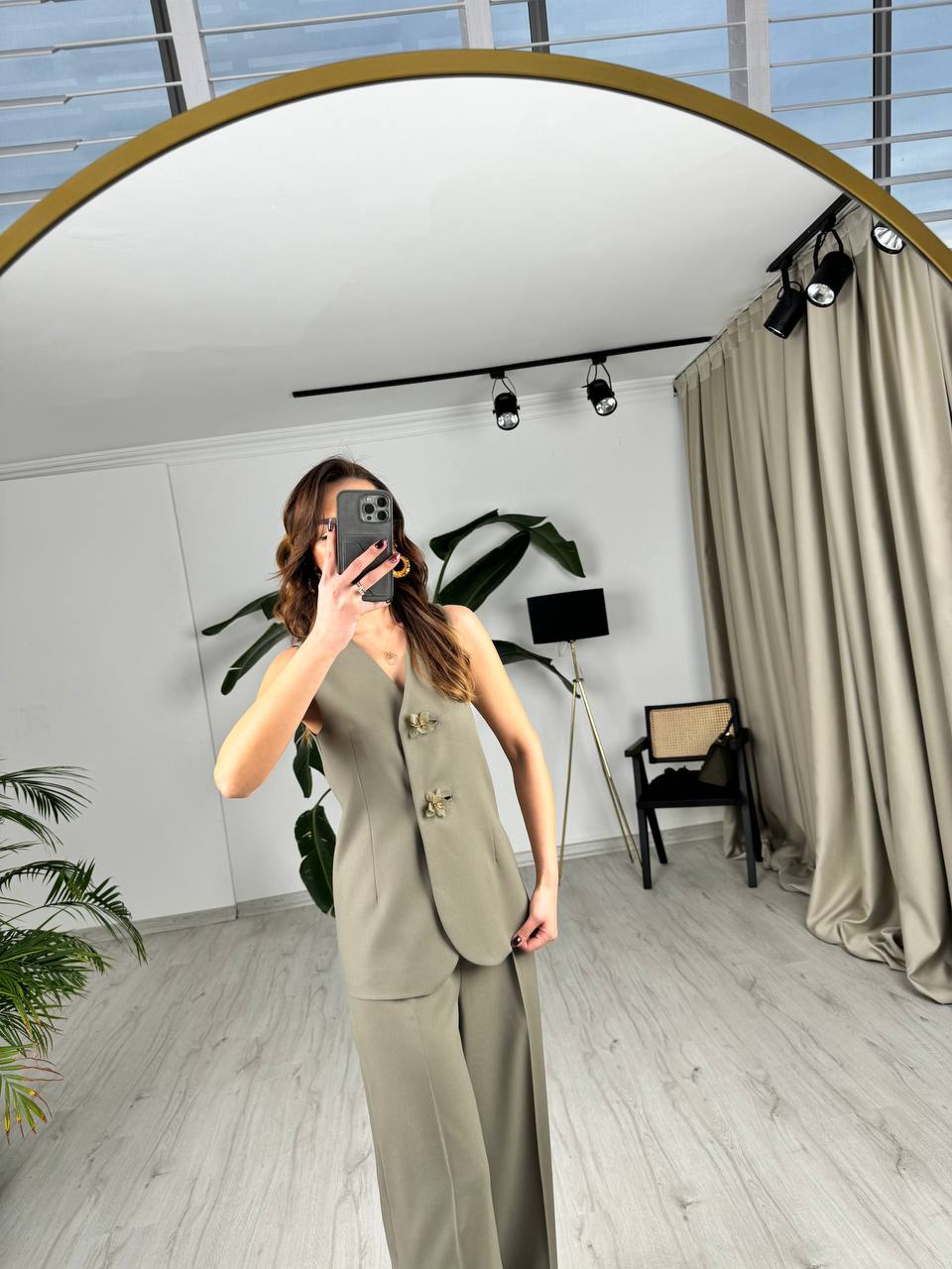 Tasarım%20Soft%20Yeşil%20Çiçek%20Düğme%20Detaylı%20Yelek%20Pantolon%20Takım