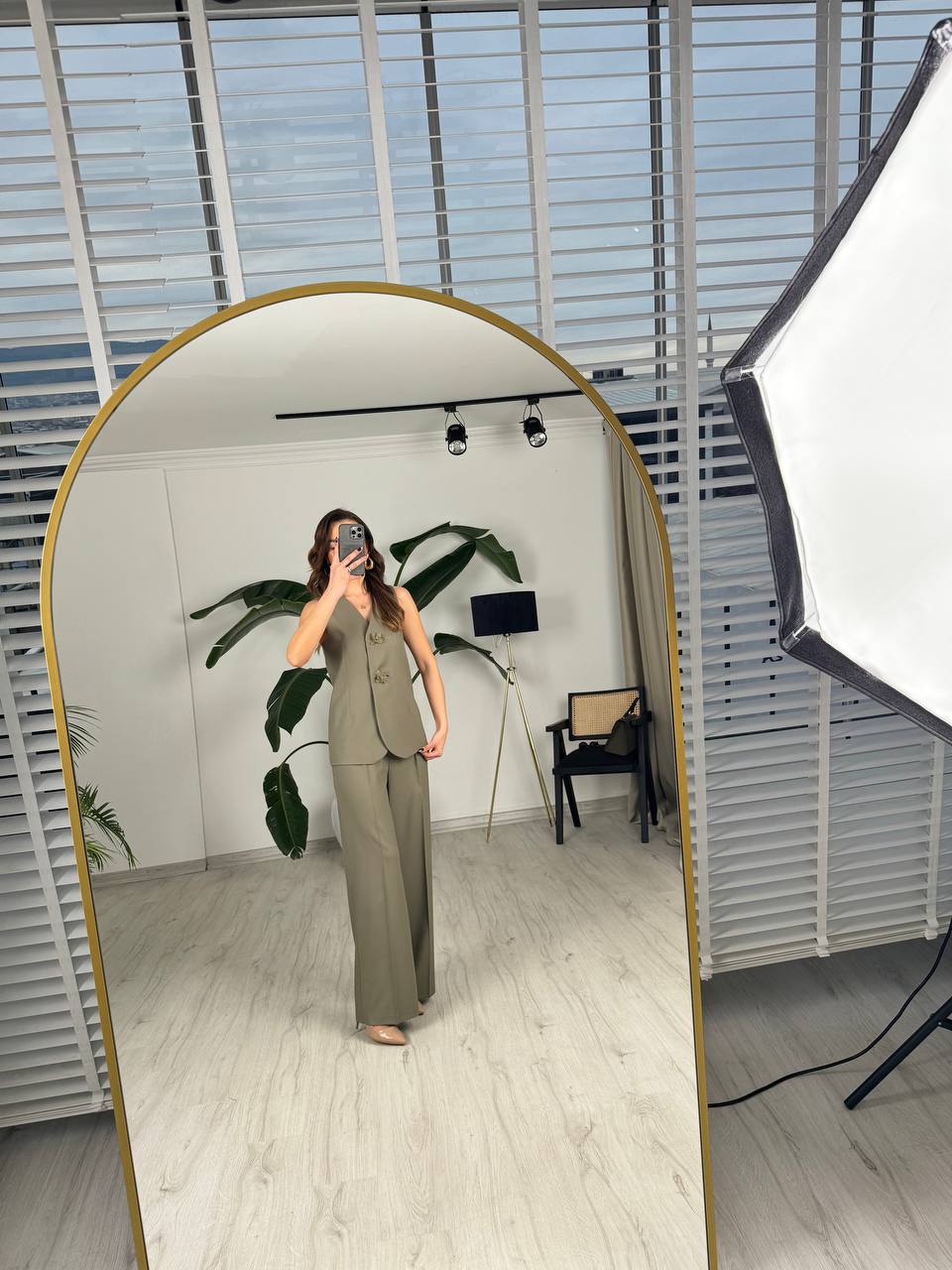 Tasarım%20Soft%20Yeşil%20Çiçek%20Düğme%20Detaylı%20Yelek%20Pantolon%20Takım